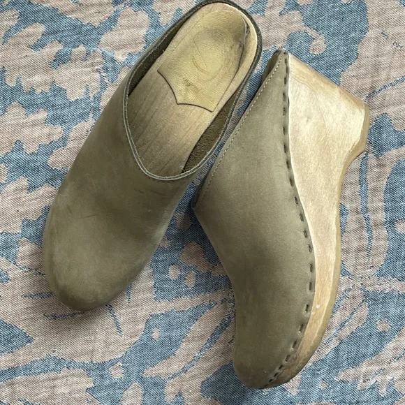 No. 6 Gray and Tan Mules with Wooden Platform - Picture 10 of 13
